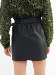 Μαύρη ψηλόμεση faux leather κοντή φούστα σε στενή γραμμή με λάστιχο στην μέση, μεγάλες τετράγωνες τσέπες και αποσπώμενη ζώνη Attrattivo
