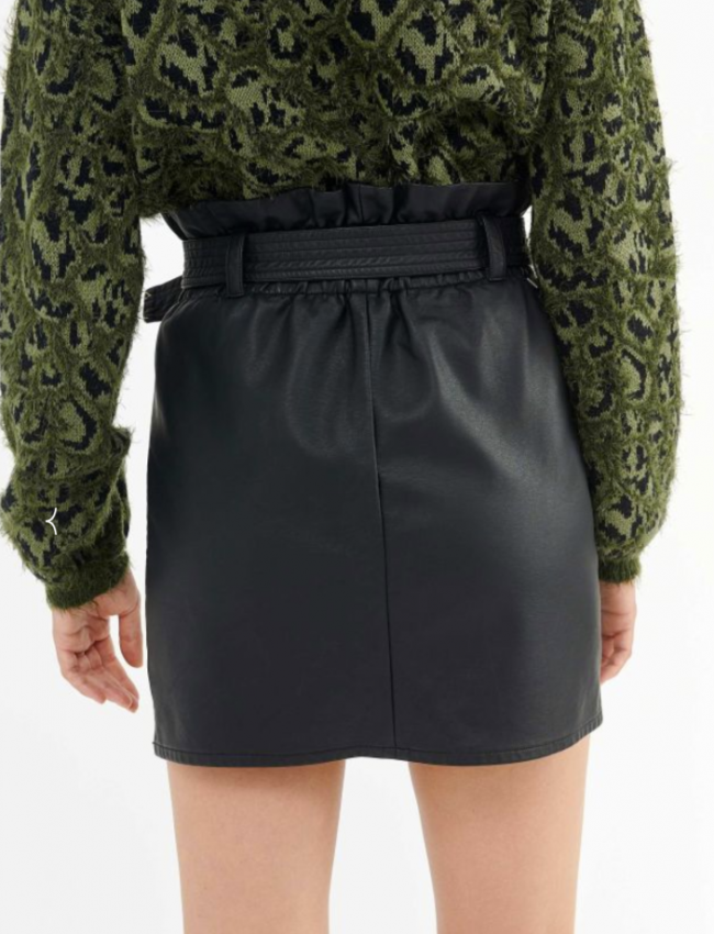 Μαύρη ψηλόμεση faux leather κοντή φούστα σε στενή γραμμή με λάστιχο στην μέση, μεγάλες τετράγωνες τσέπες και αποσπώμενη ζώνη Attrattivo
