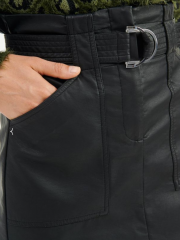 Μαύρη ψηλόμεση faux leather κοντή φούστα σε στενή γραμμή με λάστιχο στην μέση, μεγάλες τετράγωνες τσέπες και αποσπώμενη ζώνη Attrattivo