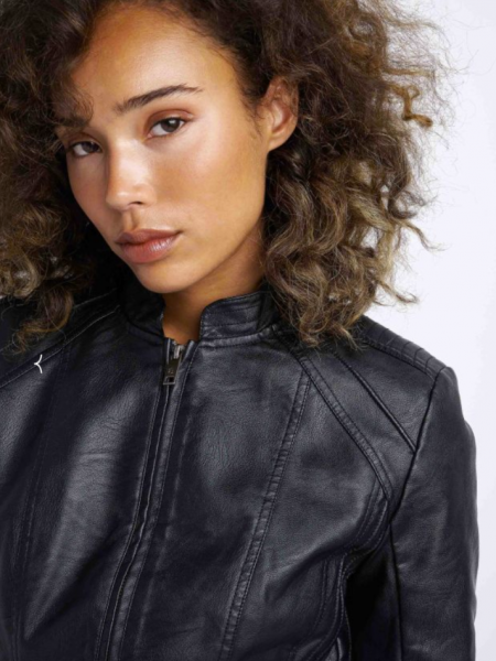Μαύρο faux leather jacket σε μεσάτη γραμμή με όρθιο γιακά, μπροστινές τσέπες με κλείσιμο με κουμπί και διακοσμητικά γαζιά Attrativo