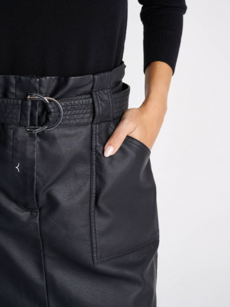 Μαύρη ψηλόμεση faux leather κοντή φούστα σε στενή γραμμή με λάστιχο στην μέση, μεγάλες τετράγωνες τσέπες και αποσπώμενη ζώνη Attrattivo