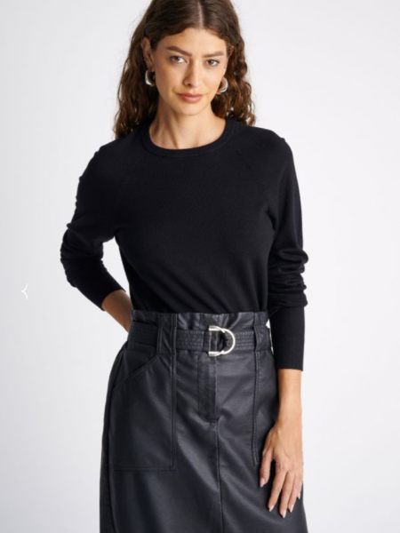 Μαύρη ψηλόμεση faux leather κοντή φούστα σε στενή γραμμή με λάστιχο στην μέση, μεγάλες τετράγωνες τσέπες και αποσπώμενη ζώνη Attrattivo