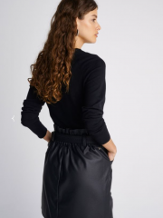 Μαύρη ψηλόμεση faux leather κοντή φούστα σε στενή γραμμή με λάστιχο στην μέση, μεγάλες τετράγωνες τσέπες και αποσπώμενη ζώνη Attrattivo