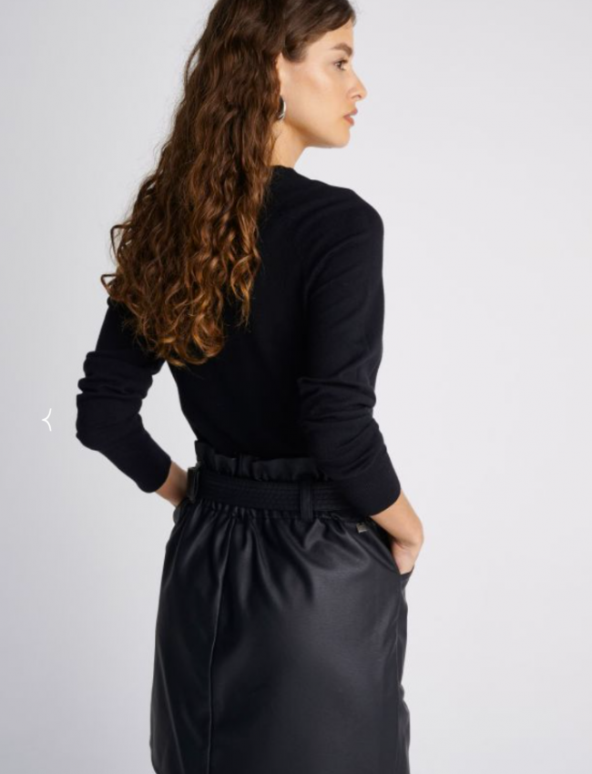 Μαύρη ψηλόμεση faux leather κοντή φούστα σε στενή γραμμή με λάστιχο στην μέση, μεγάλες τετράγωνες τσέπες και αποσπώμενη ζώνη Attrattivo