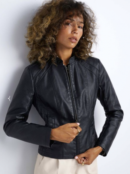 Μαύρο faux leather jacket σε μεσάτη γραμμή με όρθιο γιακά, μπροστινές τσέπες με κλείσιμο με κουμπί και διακοσμητικά γαζιά Attrativo