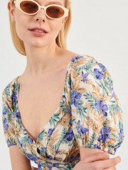 Floral printed λιλά-μπεζ κοντομάνικο κοντό φόρεμα με λάστιχο σφηγκοφωλιά πίσω στην πλάτη, φουσκωτά μανίκια και σταθερή κρουαζέ λαιμόκοψη Attrattivo