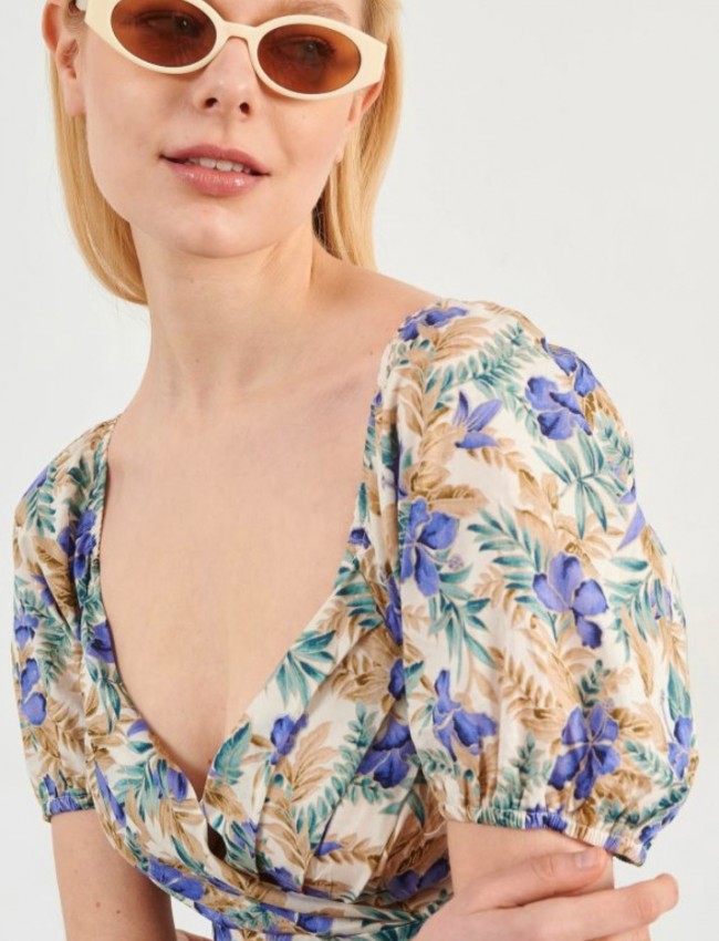 Floral printed λιλά-μπεζ κοντομάνικο κοντό φόρεμα με λάστιχο σφηγκοφωλιά πίσω στην πλάτη, φουσκωτά μανίκια και σταθερή κρουαζέ λαιμόκοψη Attrattivo
