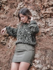 Λαδί faux-leather κοντή φούστα με ανάγλυφη όψη και μικρή ασυμμετρία στα πλαϊνά Attrattivo