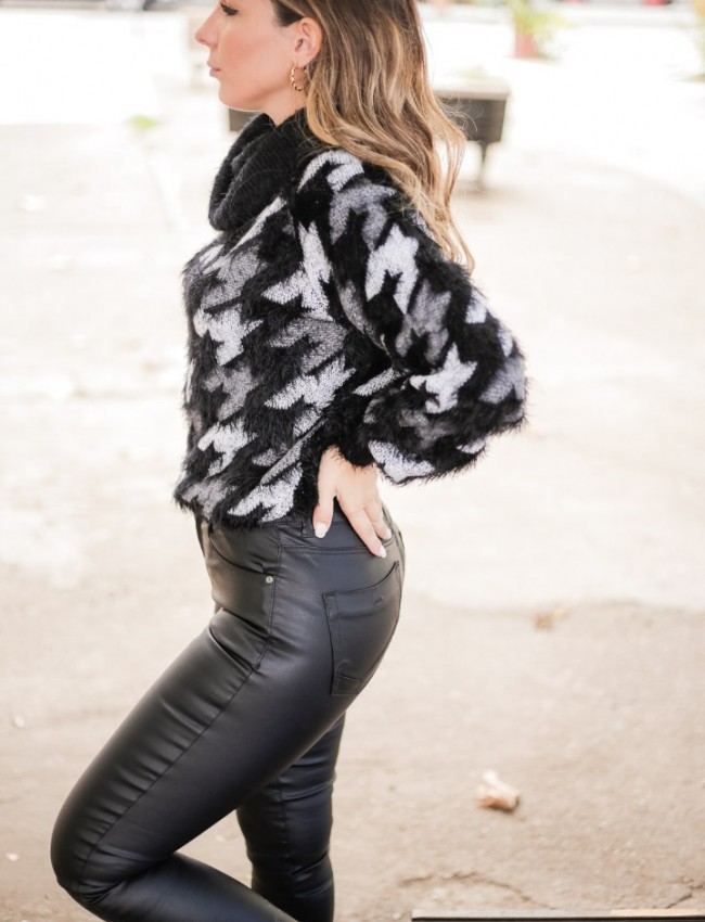 Μαύρο  faux-leather basic πεντάτσεπο παντελόνι σε στενή γραμμή Attrattivo 