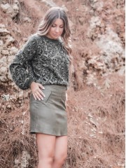 Λαδί faux-leather κοντή φούστα με ανάγλυφη όψη και μικρή ασυμμετρία στα πλαϊνά Attrattivo