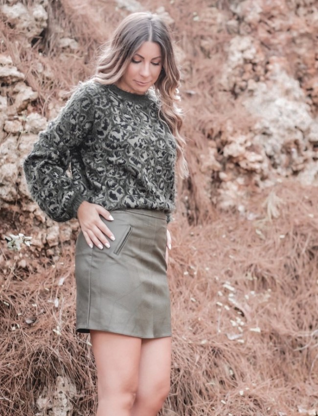 Λαδί faux-leather κοντή φούστα με ανάγλυφη όψη και μικρή ασυμμετρία στα πλαϊνά Attrattivo