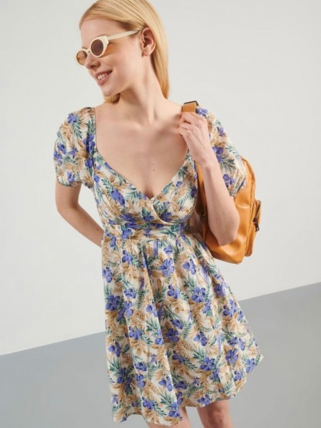 Floral printed λιλά-μπεζ κοντομάνικο κοντό φόρεμα με λάστιχο σφηγκοφωλιά πίσω στην πλάτη, φουσκωτά μανίκια και σταθερή κρουαζέ λαιμόκοψη Attrattivo