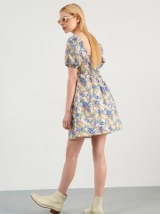Floral printed λιλά-μπεζ κοντομάνικο κοντό φόρεμα με λάστιχο σφηγκοφωλιά πίσω στην πλάτη, φουσκωτά μανίκια και σταθερή κρουαζέ λαιμόκοψη Attrattivo