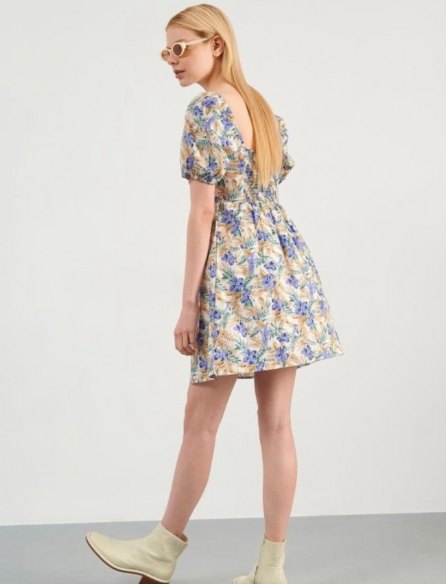 Floral printed λιλά-μπεζ κοντομάνικο κοντό φόρεμα με λάστιχο σφηγκοφωλιά πίσω στην πλάτη, φουσκωτά μανίκια και σταθερή κρουαζέ λαιμόκοψη Attrattivo