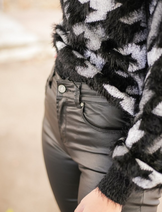Μαύρο  faux-leather basic πεντάτσεπο παντελόνι σε στενή γραμμή Attrattivo 