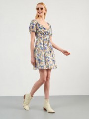 Floral printed λιλά-μπεζ κοντομάνικο κοντό φόρεμα με λάστιχο σφηγκοφωλιά πίσω στην πλάτη, φουσκωτά μανίκια και σταθερή κρουαζέ λαιμόκοψη Attrattivo