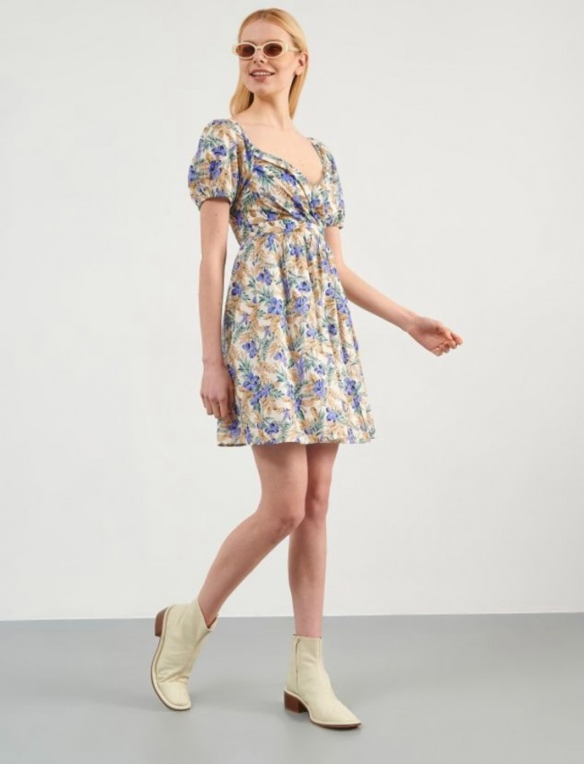 Floral printed λιλά-μπεζ κοντομάνικο κοντό φόρεμα με λάστιχο σφηγκοφωλιά πίσω στην πλάτη, φουσκωτά μανίκια και σταθερή κρουαζέ λαιμόκοψη Attrattivo