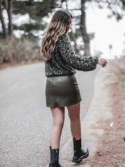 Λαδί faux-leather κοντή φούστα με ανάγλυφη όψη και μικρή ασυμμετρία στα πλαϊνά Attrattivo