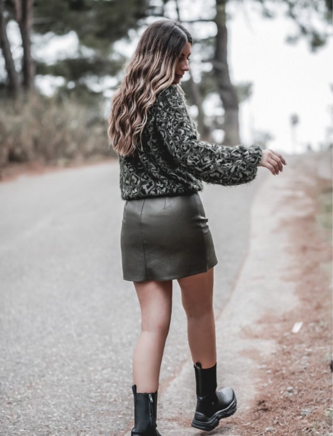 Λαδί faux-leather κοντή φούστα με ανάγλυφη όψη και μικρή ασυμμετρία στα πλαϊνά Attrattivo