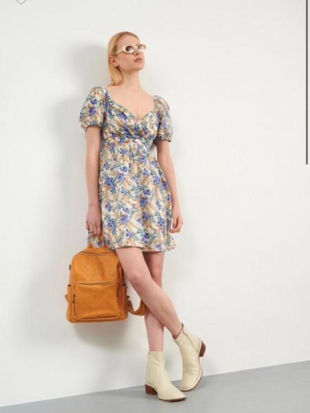 Floral printed λιλά-μπεζ κοντομάνικο κοντό φόρεμα με λάστιχο σφηγκοφωλιά πίσω στην πλάτη, φουσκωτά μανίκια και σταθερή κρουαζέ λαιμόκοψη Attrattivo