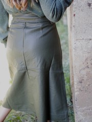 Λαδί  faux-leather midi φούστα σε Α γραμμή με εξωτερικά γαζιά και αποσπώμενη ζώνη Attrattivo