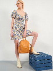 Floral printed λιλά-μπεζ κοντομάνικο κοντό φόρεμα με λάστιχο σφηγκοφωλιά πίσω στην πλάτη, φουσκωτά μανίκια και σταθερή κρουαζέ λαιμόκοψη Attrattivo