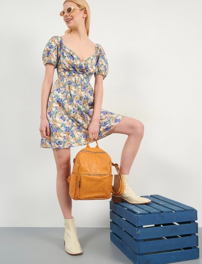 Floral printed λιλά-μπεζ κοντομάνικο κοντό φόρεμα με λάστιχο σφηγκοφωλιά πίσω στην πλάτη, φουσκωτά μανίκια και σταθερή κρουαζέ λαιμόκοψη Attrattivo