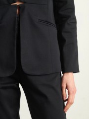 Μαύρο βαμβακερό μεσάτο σακάκι χωρίς πέτο γιακά, μπροστινές πλάγιες τσέπες και μικρά ανοίγματα στο κούμπωμα Attrattivo