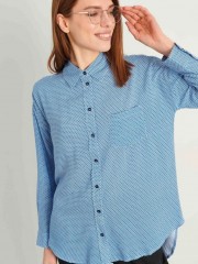 Εμπριμέ μπλε μακρυμάνικο loose-fit πουκάμισο με πέτο γιακά, ρεγκλάν μανικοκόλληση, μικρό τσεπάκι μπροστά και ασυμμετρία στο τελείωμα Attrattivo