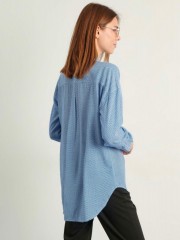 Εμπριμέ μπλε μακρυμάνικο loose-fit πουκάμισο με πέτο γιακά, ρεγκλάν μανικοκόλληση, μικρό τσεπάκι μπροστά και ασυμμετρία στο τελείωμα Attrattivo