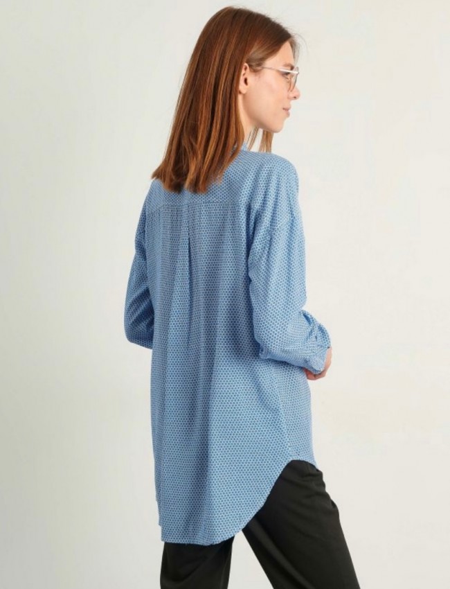 Εμπριμέ μπλε μακρυμάνικο loose-fit πουκάμισο με πέτο γιακά, ρεγκλάν μανικοκόλληση, μικρό τσεπάκι μπροστά και ασυμμετρία στο τελείωμα Attrattivo