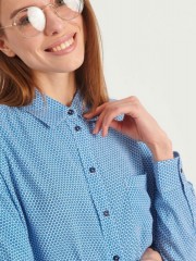 Εμπριμέ μπλε μακρυμάνικο loose-fit πουκάμισο με πέτο γιακά, ρεγκλάν μανικοκόλληση, μικρό τσεπάκι μπροστά και ασυμμετρία στο τελείωμα Attrattivo