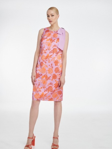 Floral printed λιλά αμάνικο midi φόρεμα σε pencil γραμμή με στρογγυλή λαιμόκοψη και ιδιαίτερο μονόχρωμο φουλάρι με κόσμημα σαν επωμίδα Badoo 