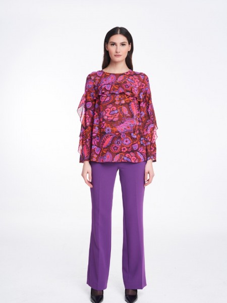 Floral printed φούξια μακρυμάνικη μπλούζα σε χαλαρή γραμμή με κλειστή στρογγυλή λαιμόκοψη, μικρά βολάν στο μπροστά μέρος και στα μανίκια και κλείσιμο με κουμπί ψηλά στην πλάτη Badoo
