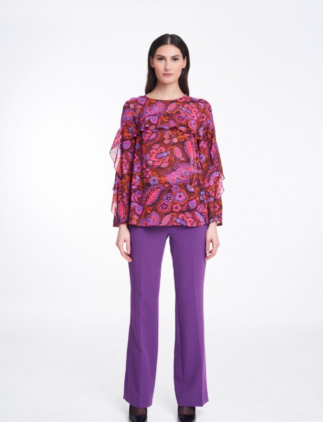 Floral printed φούξια μακρυμάνικη μπλούζα σε χαλαρή γραμμή με κλειστή στρογγυλή λαιμόκοψη, μικρά βολάν στο μπροστά μέρος και στα μανίκια και κλείσιμο με κουμπί ψηλά στην πλάτη Badoo