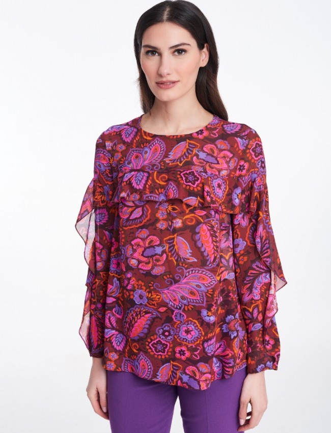 Floral printed φούξια μακρυμάνικη μπλούζα σε χαλαρή γραμμή με κλειστή στρογγυλή λαιμόκοψη, μικρά βολάν στο μπροστά μέρος και στα μανίκια και κλείσιμο με κουμπί ψηλά στην πλάτη Badoo