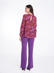 Floral printed φούξια μακρυμάνικη μπλούζα σε χαλαρή γραμμή με κλειστή στρογγυλή λαιμόκοψη, μικρά βολάν στο μπροστά μέρος και στα μανίκια και κλείσιμο με κουμπί ψηλά στην πλάτη Badoo