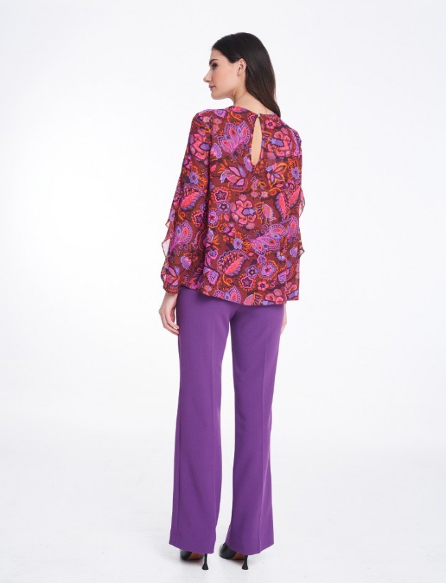 Floral printed φούξια μακρυμάνικη μπλούζα σε χαλαρή γραμμή με κλειστή στρογγυλή λαιμόκοψη, μικρά βολάν στο μπροστά μέρος και στα μανίκια και κλείσιμο με κουμπί ψηλά στην πλάτη Badoo