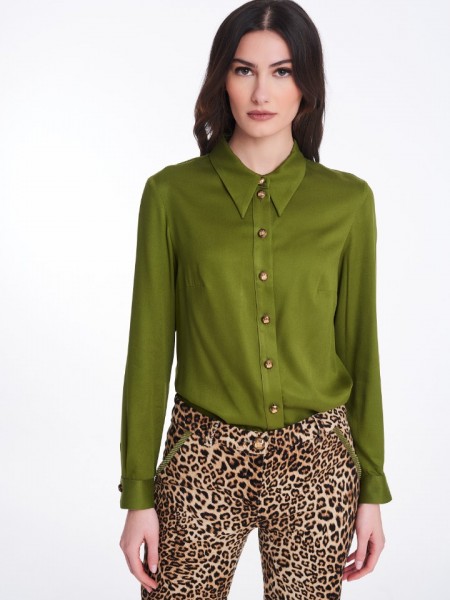 Πράσινο μακρυμάνικο viscose πουκάμισο σε μεσάτη γραμμή, μικρές πιέτες τις μανσέτες στα μανίκια και ιδιαίτερα military style κουμπιά Badoo