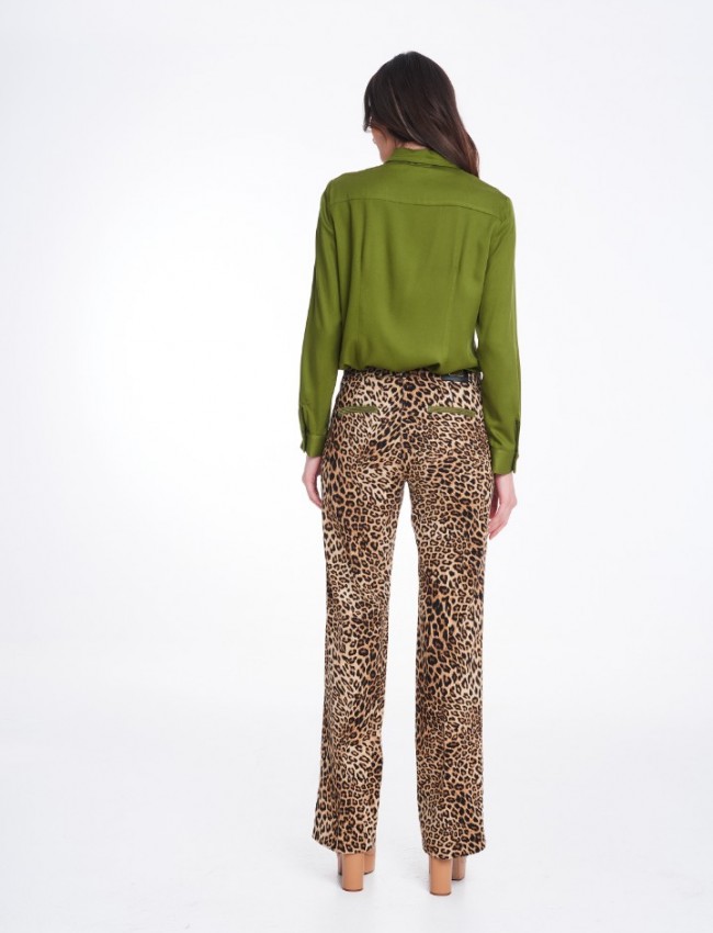 Animal printed κοτλέ ψηλόμεσο ελαστικό παντελόνι με λαδί κοτλέ τελειώματα στις ψεύτικες πλαϊνές τσέπες και κλείσιμο με κρυφό φερμουάρ και κουμπί military style Badoo