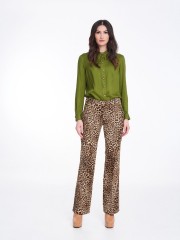 Animal printed κοτλέ ψηλόμεσο ελαστικό παντελόνι με λαδί κοτλέ τελειώματα στις ψεύτικες πλαϊνές τσέπες και κλείσιμο με κρυφό φερμουάρ και κουμπί military style Badoo