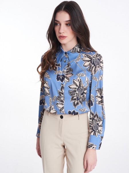 Floral printed γαλάζιο ματ σατεν μακρυμάνικο πουκάμισο σε ίσια γραμμή, με κουφοπιέτα στην πλάτη, ασημί κουμπιά και μικρές πιέτες στις μανσέτες στα μανίκια Badoo