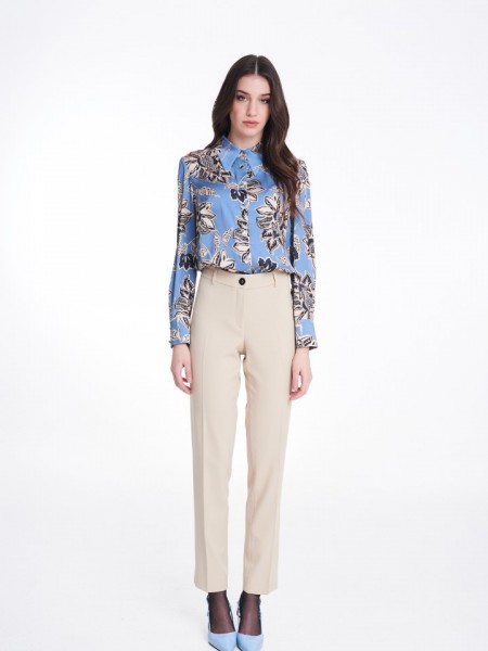 Floral printed γαλάζιο ματ σατεν μακρυμάνικο πουκάμισο σε ίσια γραμμή, με κουφοπιέτα στην πλάτη, ασημί κουμπιά και μικρές πιέτες στις μανσέτες στα μανίκια Badoo