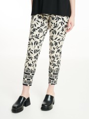 Floral printed βανίλια ψηλόμεσο βαμβακερό παντελόνι αστραγάλου με συνδυασμό διαφορετικού print στο τελείωμα, πατιλέτες πίσω και κλείσιμο με ιδιαίτερο κουμπί μπροστά Badoo 