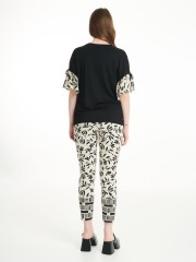 Floral printed βανίλια ψηλόμεσο βαμβακερό παντελόνι αστραγάλου με συνδυασμό διαφορετικού print στο τελείωμα, πατιλέτες πίσω και κλείσιμο με ιδιαίτερο κουμπί μπροστά Badoo 