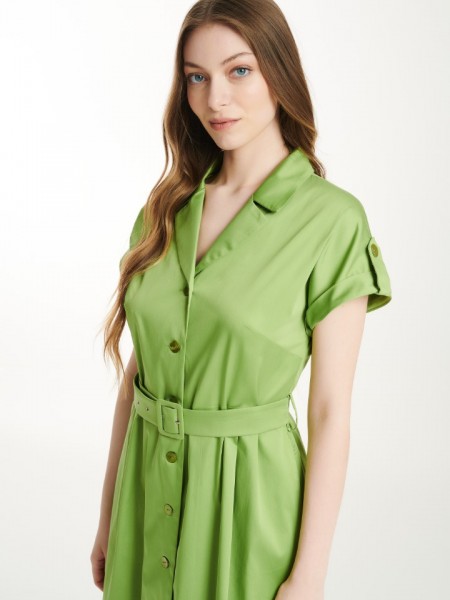 Πράσινο κοντομάνικο βαμβακερό midi shirt-look φόρεμα με φιλντισένια κουμπιά, ρεβέρ στα μανίκια, κρυφές τσέπες και αποσπώμενη υφασμάτινη ζώνη Badoo