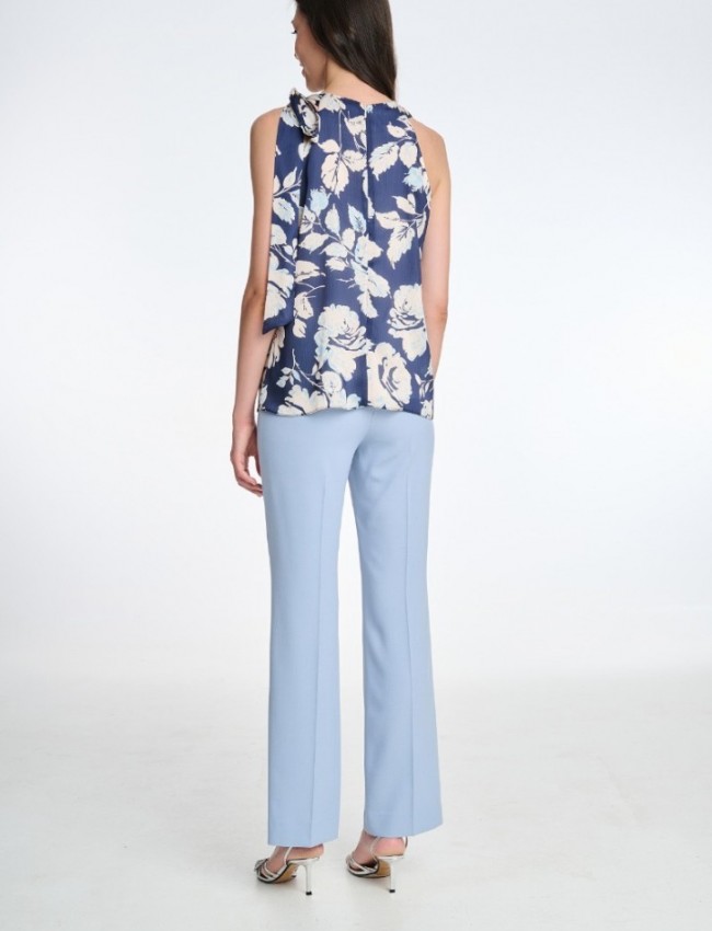 Floral printed μπλε σατέν αμάνικη μπλούζα, με halter λαιμόκοψη, παρτούς ώμους, σούρες μπροστά και μη αποσπώμενο φιόγκο στο πλάι Badoo
