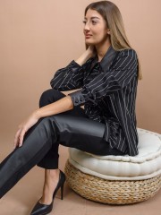 Ριγέ μαύρο μακρυμάνικο πουκάμισο με faux-leather πέτο γιακά και μανσέτες, βολάν μπροστά και ιδιαίτερα στρογγυλά κουμπιά Badoo