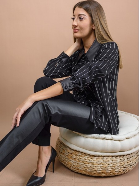Ριγέ μαύρο μακρυμάνικο πουκάμισο με faux-leather πέτο γιακά και μανσέτες, βολάν μπροστά και ιδιαίτερα στρογγυλά κουμπιά Badoo