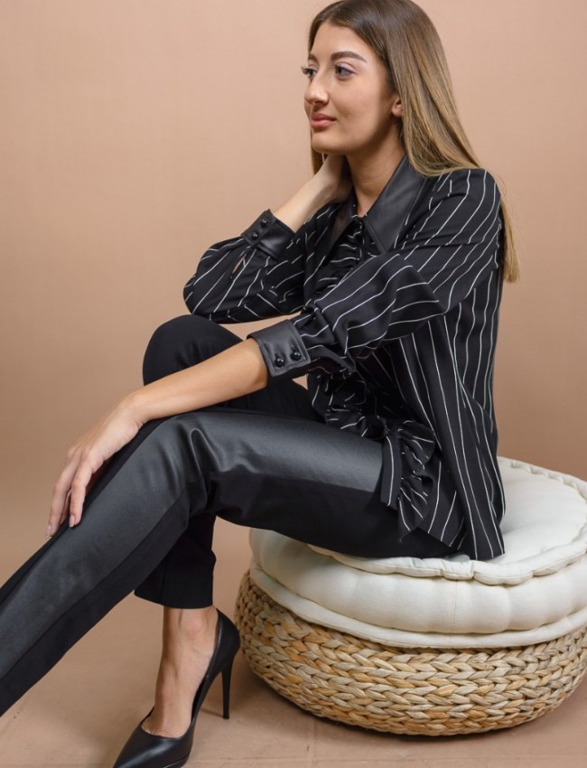 Ριγέ μαύρο μακρυμάνικο πουκάμισο με faux-leather πέτο γιακά και μανσέτες, βολάν μπροστά και ιδιαίτερα στρογγυλά κουμπιά Badoo